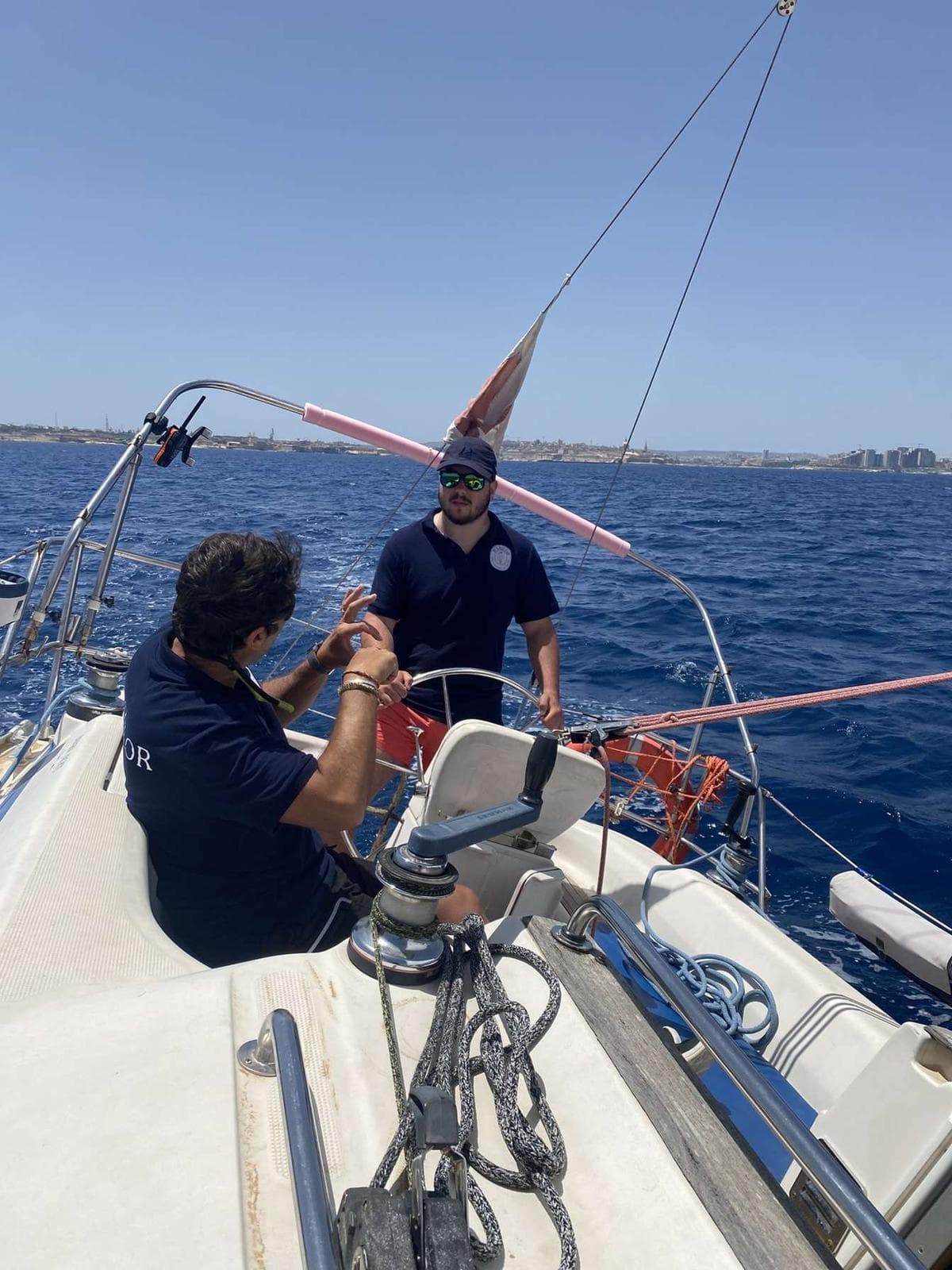 Discover, learn and practice basic sailing manouvers.